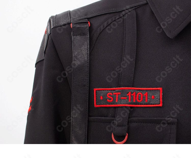 右胸の装飾ディテール。エンブレム風意匠と留め具の質感を見せる近接写真。