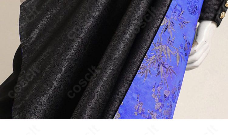 マント(披風)の質感アップ。厚みのある生地と落ち感で迫力のシルエットを形成。