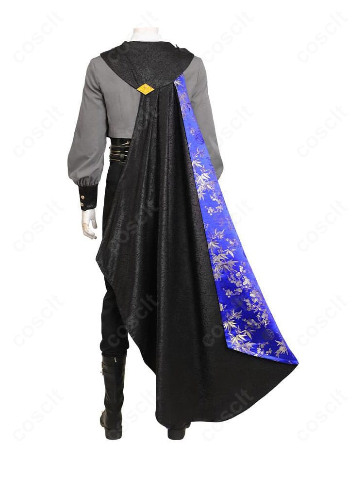 背面全景。ロングコートのフレアとマント風デザインが力強い後ろ姿を演出。