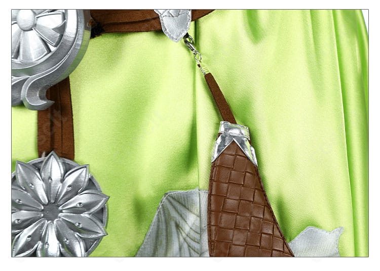 腰飾り全体の美しい配置。花と葉のモチーフがバランスよくまとまった様子。