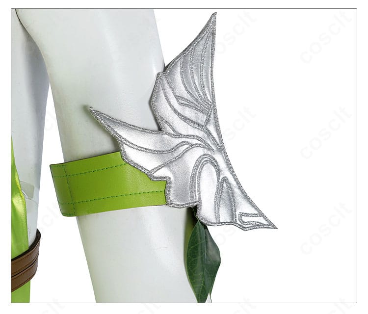 裾まわり装飾の近接。刺繍ラインとフリンジの仕立てが見える。