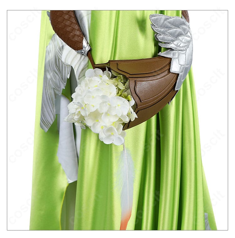 花の腰飾りクローズアップ。花弁の層と中心装飾の立体感を強調。