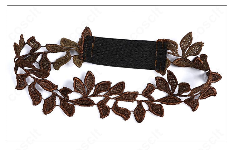 髪飾りの近接。花と葉のヘッドアクセの配置と固定方法。