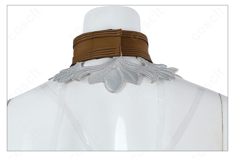 腕飾り側面のアップ。カフ形状と装飾の立体配置を確認。