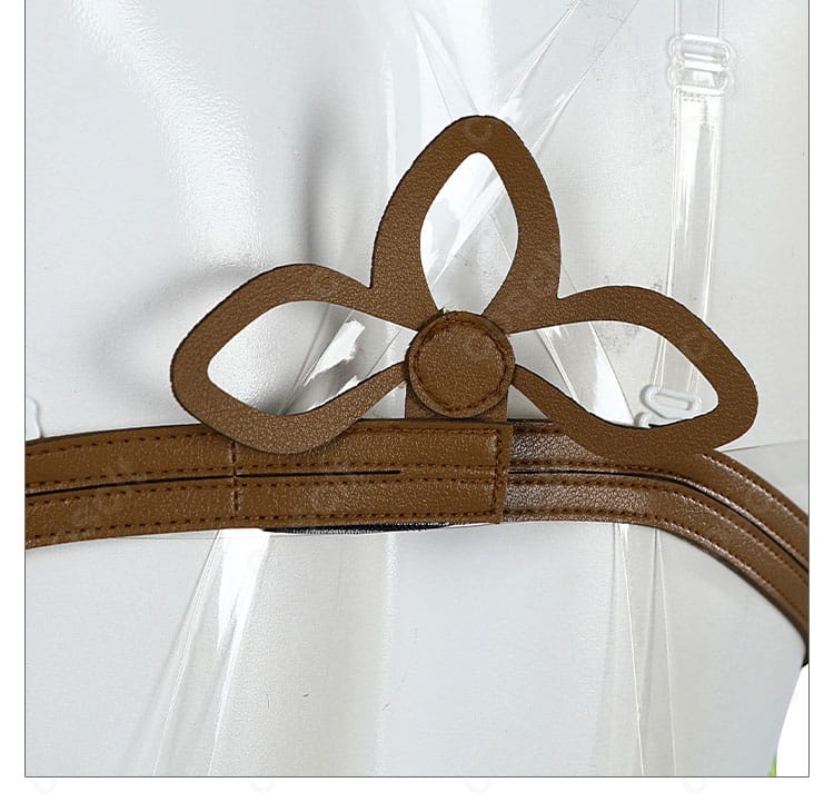 腕飾りのディテール。花とビーズの組み合わせが上品に輝く様子。