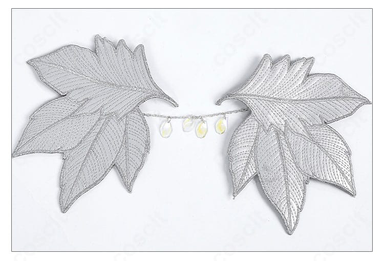 腕飾りの別アングル。装飾の陰影と表面の質感を強調。