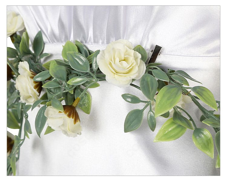 腰飾りの花飾りディテール。花弁の立体感と留め具の精度が見えるクローズアップ。