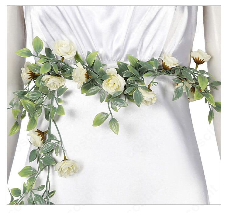 ネックレスのディテール。華やかなトップとチェーンの質感、首元の収まりが分かる。