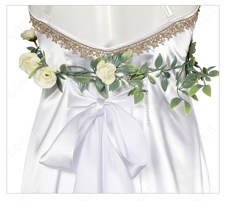 腰部背面装飾のアップ。バックスタイルを引き締める装飾のレイアウトとドレープ感。