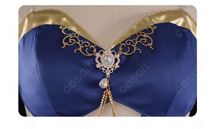 C.C.衣装の胸元ディテール｜立体装飾とステッチワークの精巧さが伝わるアップ