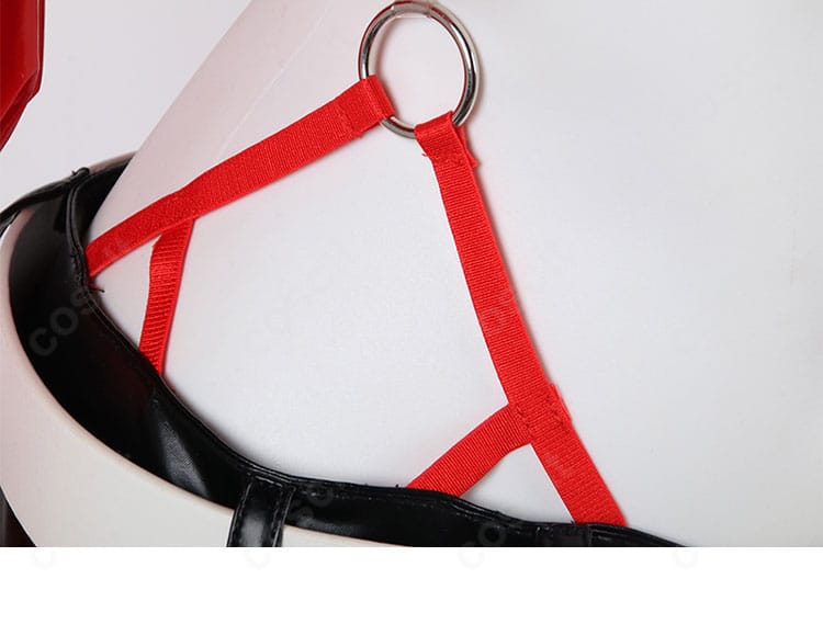 乱破コスプレの腰周り装飾詳細。レイヤー構成とメカニカルな意匠の組み合わせ。