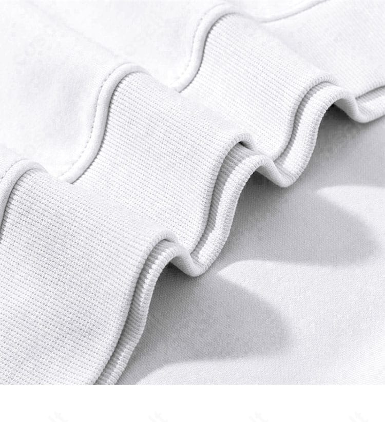 セイヤ衣装の裾ディテール。パーカー裾のライン取りとステッチ、ドロップ感を確認。