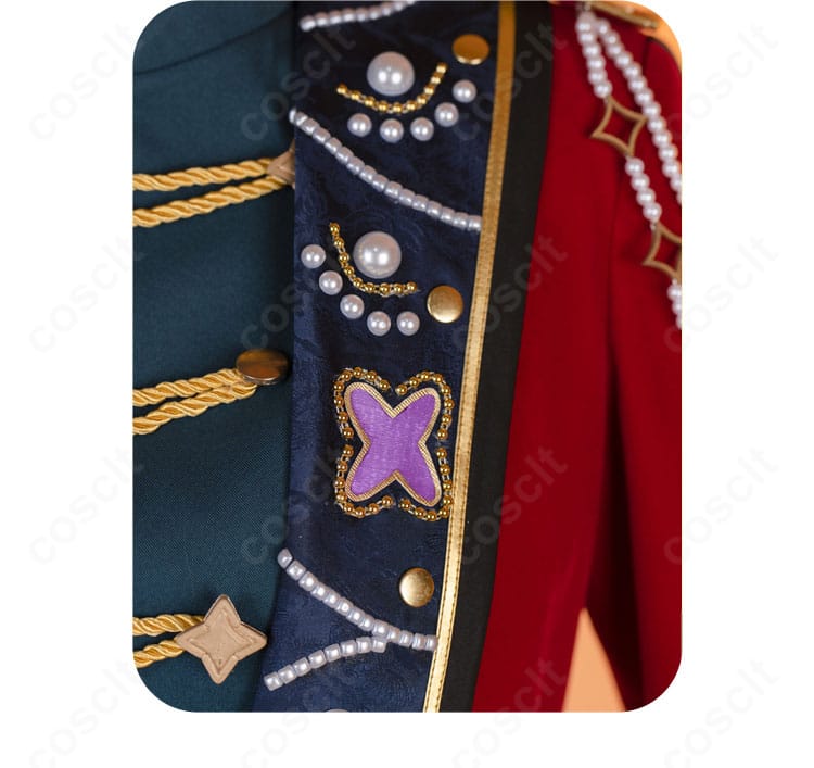 襟周りの細部。縁取りと装飾パーツの配置で華やかさを強調。