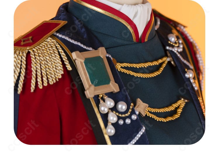 襟元の装飾クローズアップ。上品な刺繍とスタンドカラーのバランスが際立ちます。