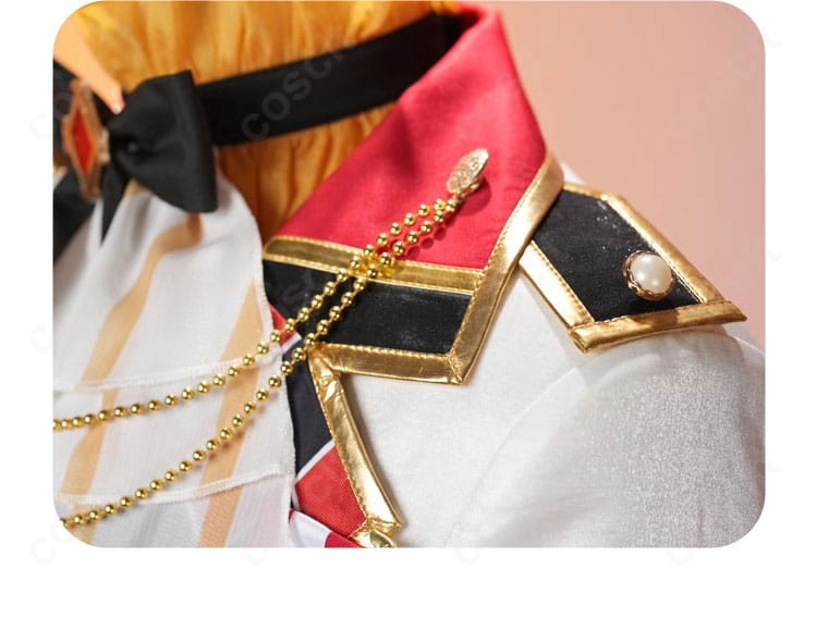 襟元と肩章の装飾、トリムの配色と素材感のディテール