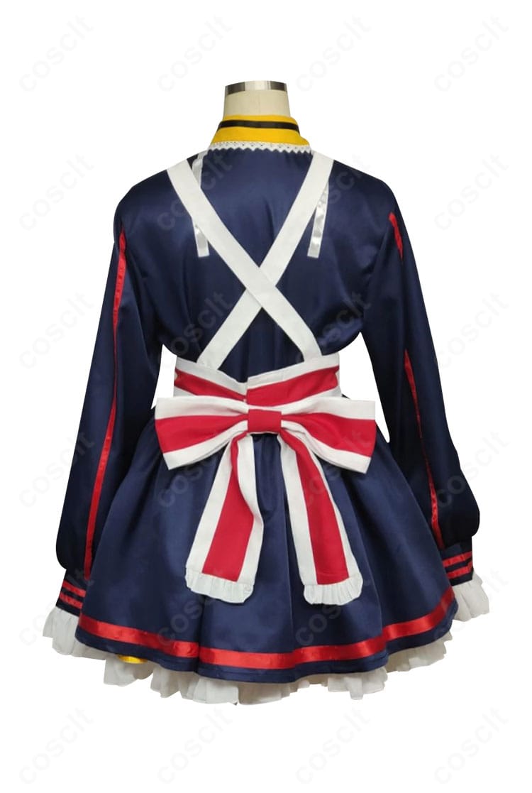 背面図。背中の大きな蝶結びとファスナー開きの位置、スカートの落ち感を示す後ろ姿。