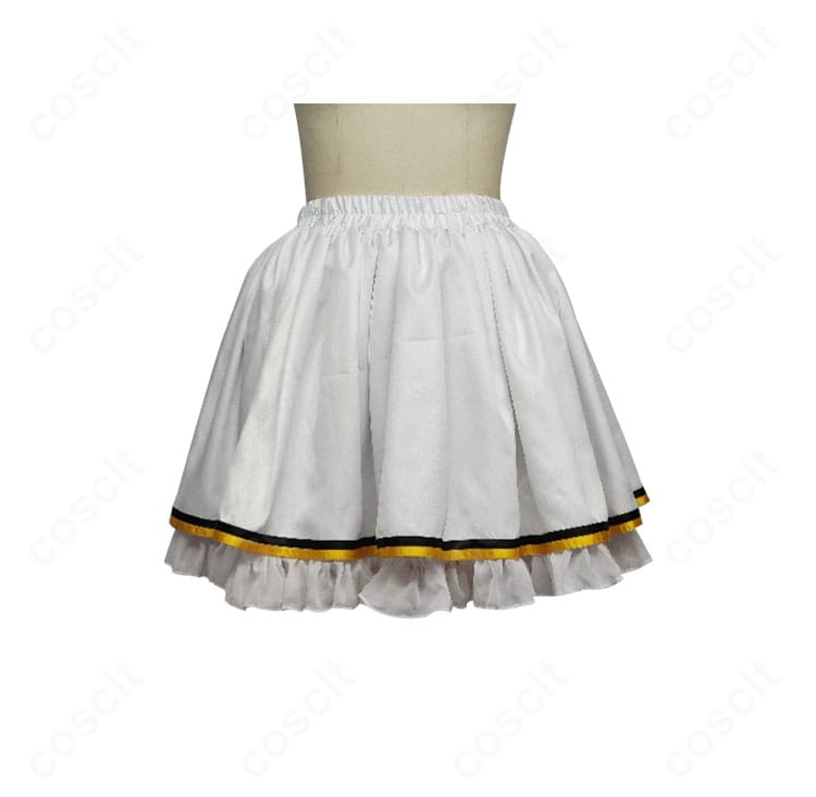 スカート部分のディテール。裾の縁取りとギャザー、パニエによるボリューム感を示すアップ。