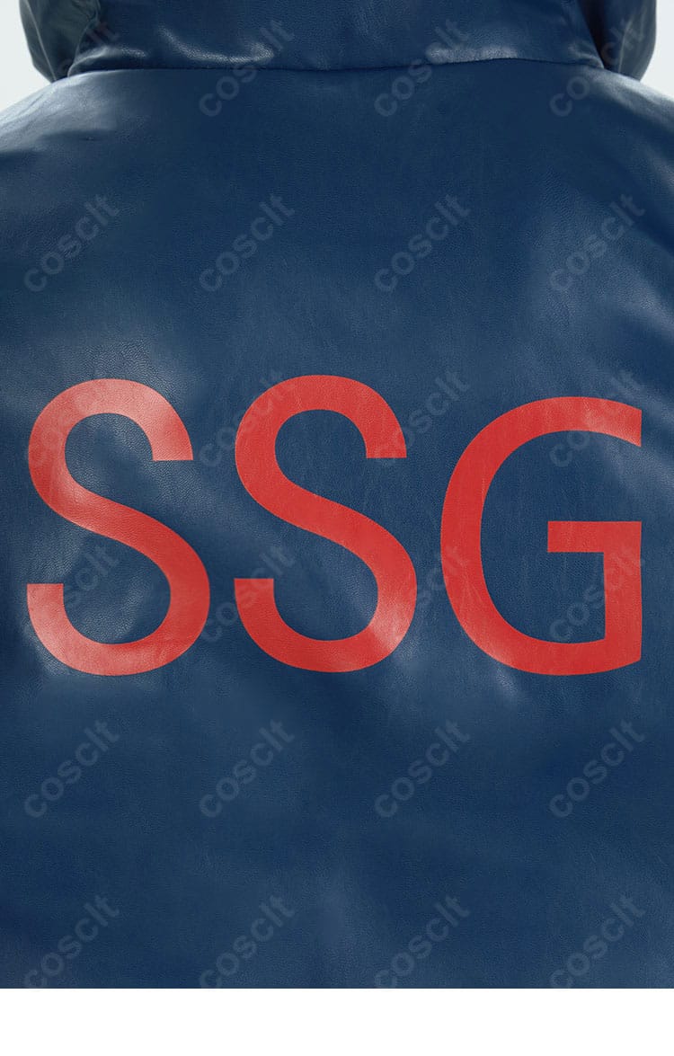 背面ディテールの寄り。コートのハリ感、縫い目の整い、素材の質感を見せる画像。