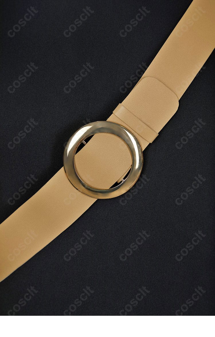 斜めショルダーストラップのクローズアップ。質感と長さ調整金具のディテールを確認可能。