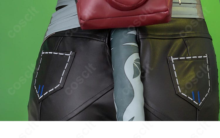 ジェーン・ドゥ衣装のショートパンツと尾飾りのディテール。装飾の取り付け位置と質感を強調。