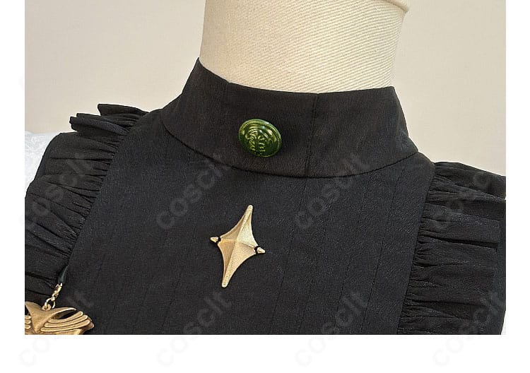 襟の装飾アップ。レースとリボン、配色のコントラストで上品な印象を演出