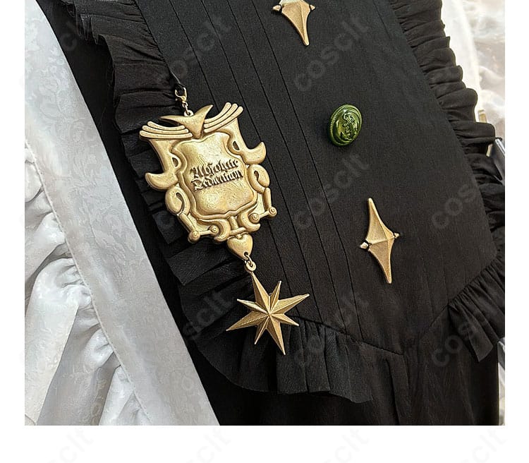 胸元飾りの近接ショット。中央パーツとリボンの立体感を鮮明に表現