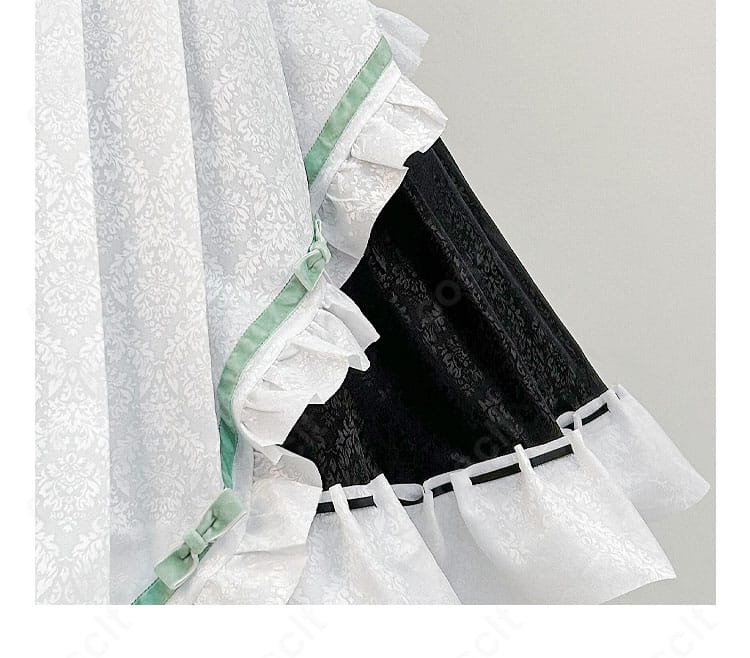 スカート裾の装飾ディテール。縁取りとフレアの出方を丁寧に再現