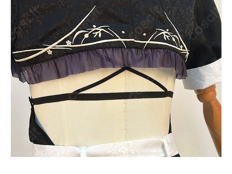 メイド服背面ディテール。ウエストラインと背面装飾の作り込みを確認できる画像