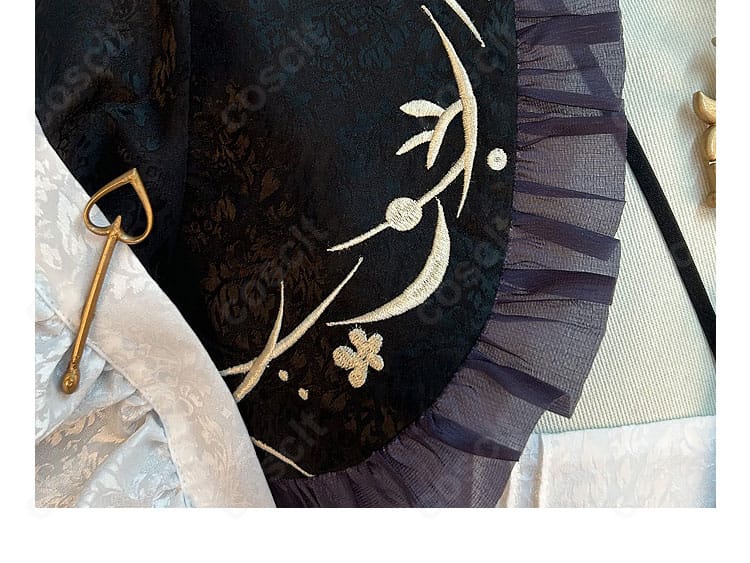 衣領部分の装飾ディテール。刺繍の精密さと縁の仕立てを示す近接写真