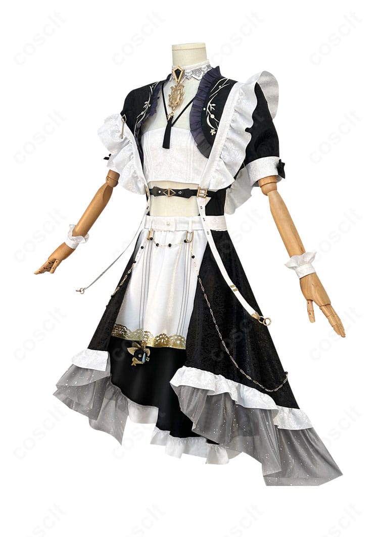 メイド服コスプレの側面。スカートの広がりとサイドの装飾配置、シルエットのバランスが見える画像