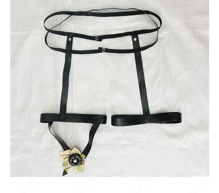 バンド装飾のディテール。コーデ全体のアクセントとなるパーツの質感写真