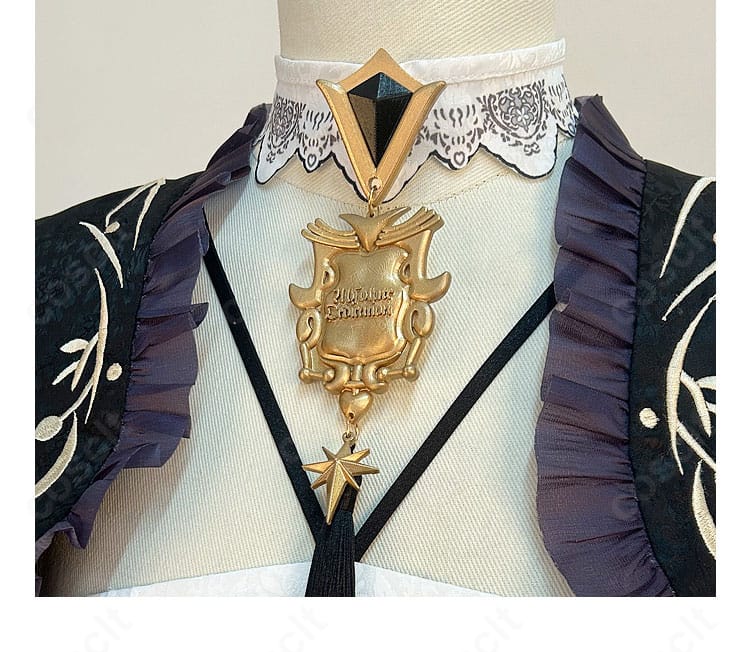 メイド服に合わせた首飾りの装飾アップ。質感と意匠を確認できるディテール画像