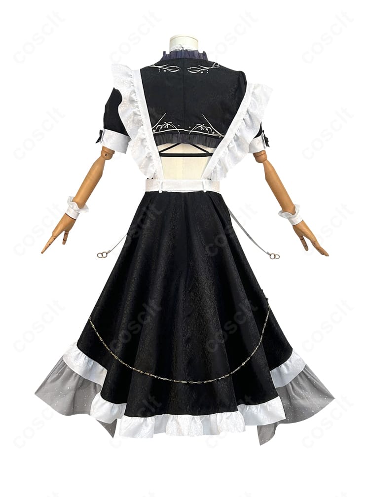 メイド服コスプレの背面全景。後ろ姿のラインと背面装飾の再現度を示す写真