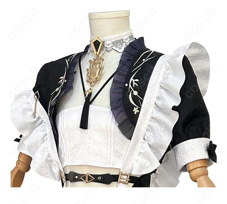 レイ メイド服の襟飾りアップ。精緻な刺繍とモチーフ形状が分かるディテール写真