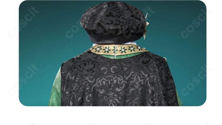 背面装飾のアップ。マントとコートの重なり、背中心の仕上げを確認できる画像。