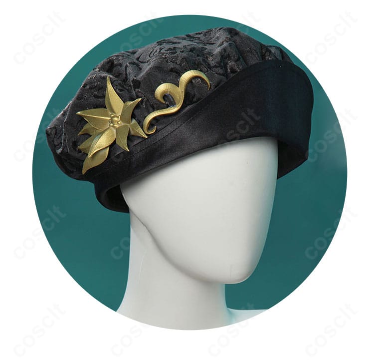 ロミオ衣装の帽子装飾アップ。縁取りとエンブレムの質感が分かるディテール。