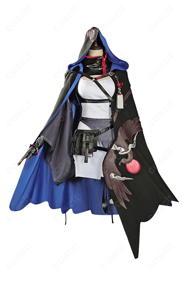 『アークナイツ』マルベリー コスプレの正面全身。マントとワンピースのレイヤー、胸元の装飾まで忠実に再現。
