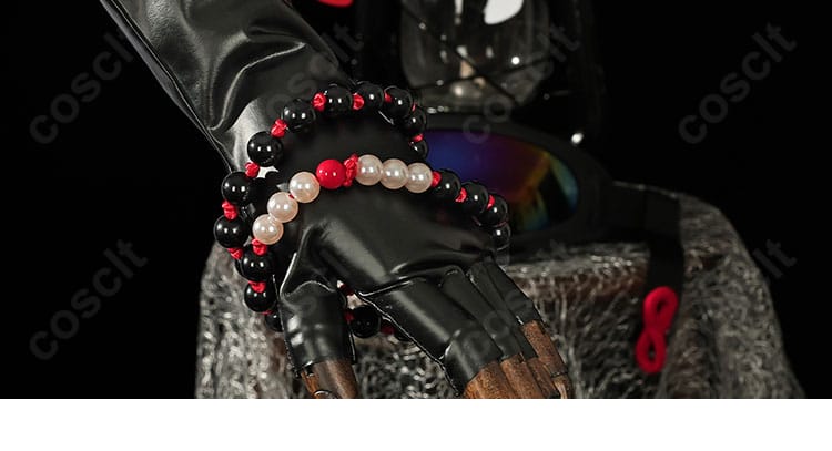 マルベリー衣装の手袋ディテール。手元を華やかに見せる切替と装飾の質感。