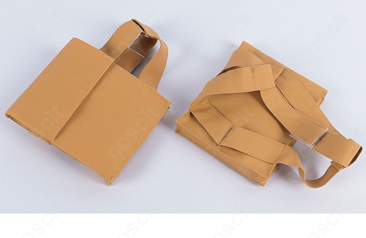 レッグポーチの詳細。容量感と装着位置、留め具の形状が分かる画像