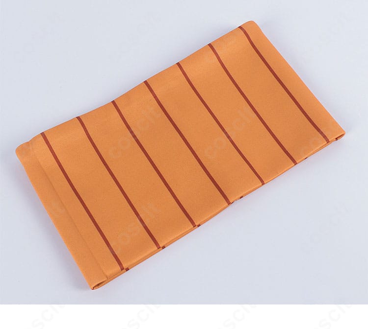 ネックアクセサリーの詳細。首元の飾りとカラーコーディネートが確認できる画像