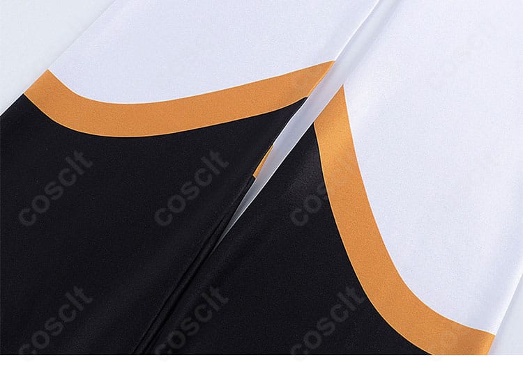 パンツ装飾の詳細。キャットスーツ下半身のデザインと装飾の配置を示す画像