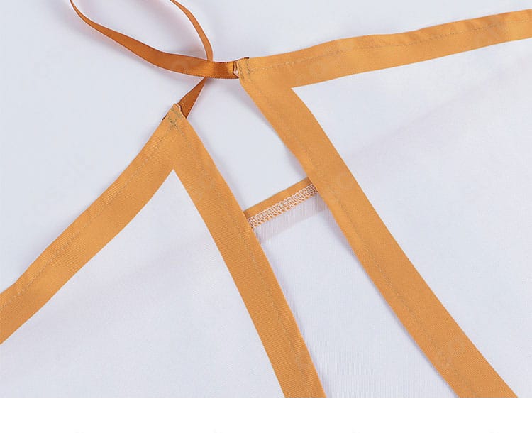 前襟装飾のクローズアップ。フロントの意匠やアクセントカラーの配置を鮮明に示す画像