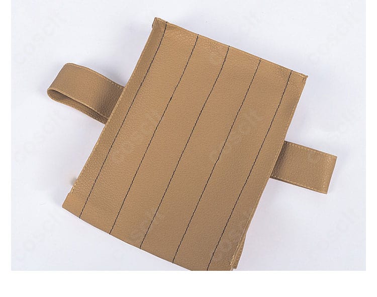 腿部アクセントのディテール。レッグカバーとストラップの構成を表示