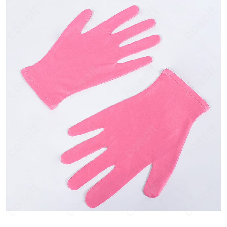 手袋のディテール。指先までのラインとフィット感を表現