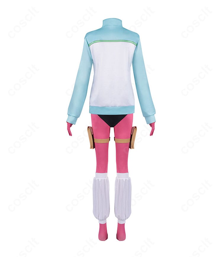 背面全身カット。コートの丈感と背面ライン、レッグポーチの位置が確認できる