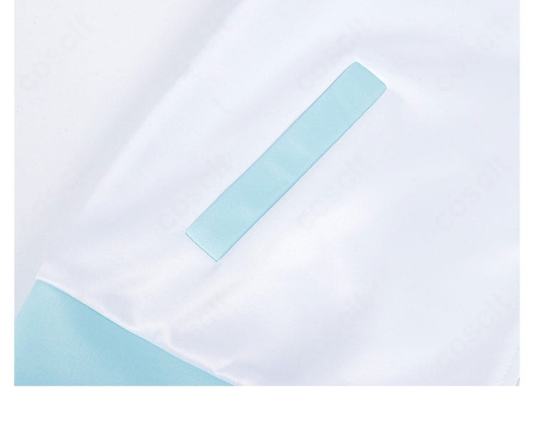 コートポケットのディテール。フラップ形状と開口部の仕立てを表示