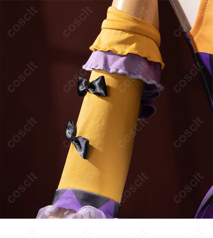 袖口フリルと装飾のアップ。ハリ感のある生地で立体感が際立つデザイン。