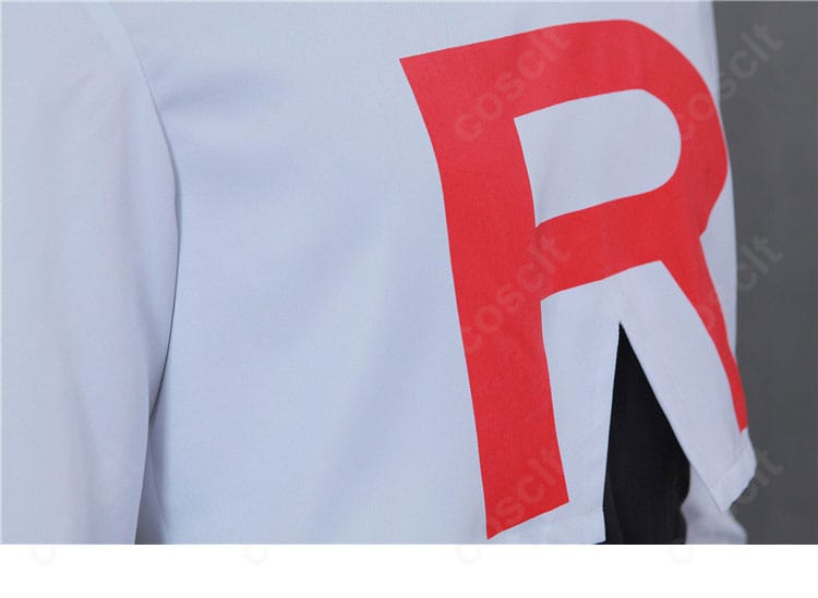 “R”ロゴ装飾ディテール(発色と位置関係のクローズアップ)