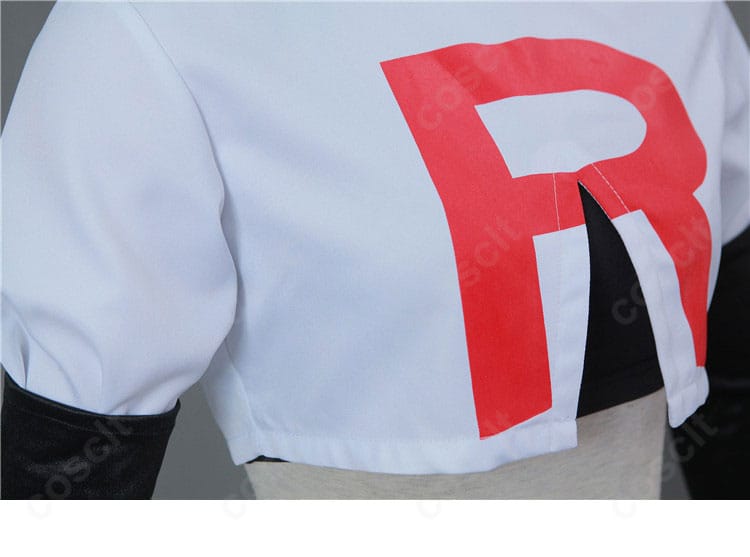 ムサシ コスプレ 上衣ロゴの装飾ディテール、赤いRロゴのサイズ・発色・縁取りを明瞭に撮影