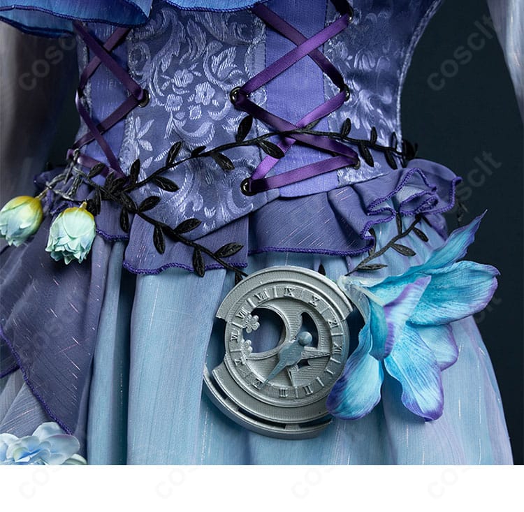 腰飾りの装飾アップ。金属調パーツとモチーフの重なりでゴージャスな印象を演出。